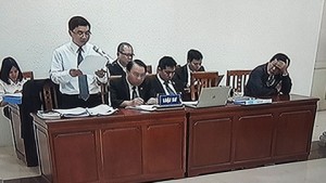 Luật sư Hà trình bày phần bào chữa